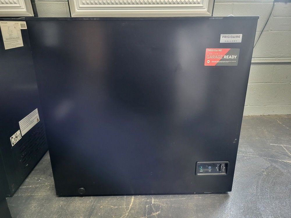 Freezer Frigidaire 7-cu ft Garage Ready Chest Freezer ( Black )