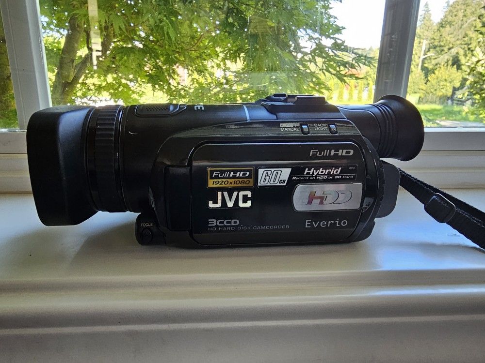 JVC Everio GZ-HD7 (60 GB) Flash Media, Hard Drive Camcorder