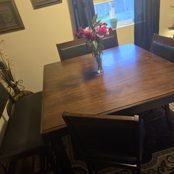 Strudy dining room table set
