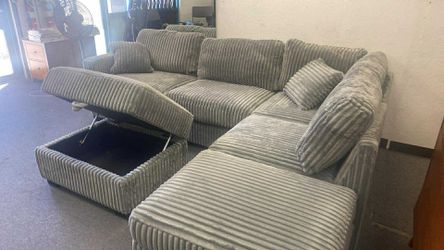 New sectional couch / free delivery