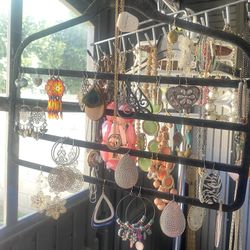 Jewelry/ earrings/ necklaces