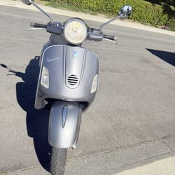 Vespa GT 200 Scooter 