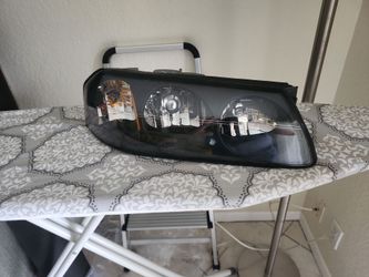 2000-05 Chevy Impala Passenger Headlight Assembly With Bulbs