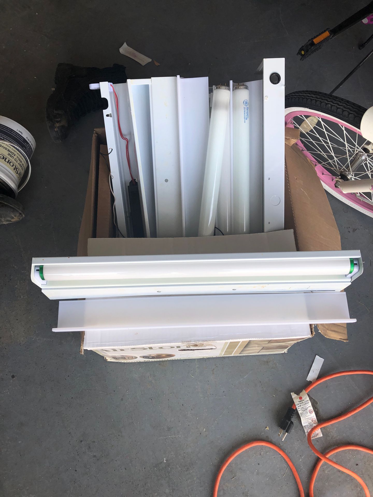 Under cabinet fluorescent light fixtures (5)