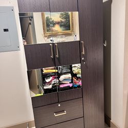 Closet/ Wardrobe 3-Doors - 2 drawers and 3 shelves Brown Color