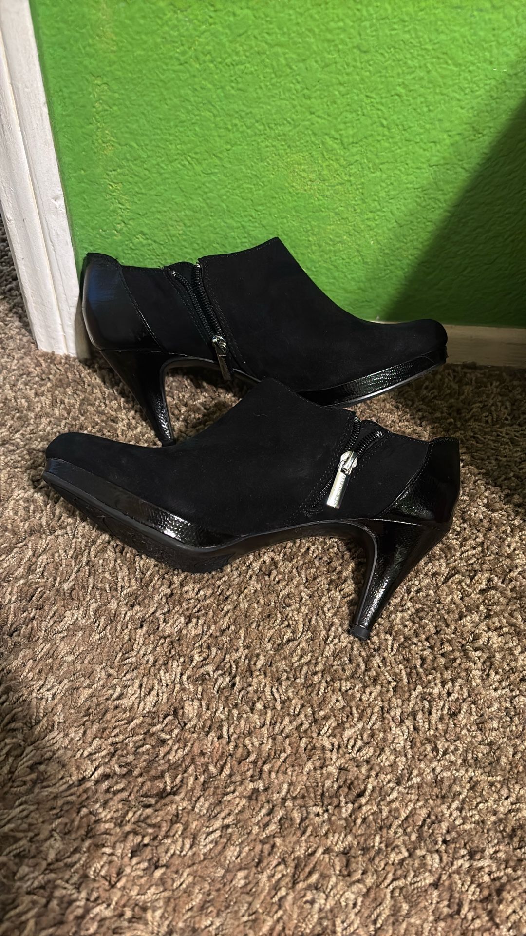 Bandolino Size 8 Black Suede 3 Inch Heels