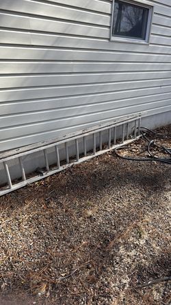 Aluminum extension ladder