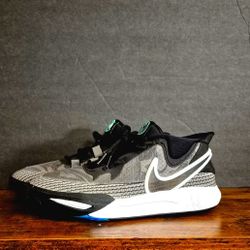 Nike Kyrie Basketball Shoes Size 7Y Unisex Boys Girls - Great Condition!