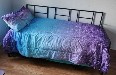Twin Daybed + Pull‑Out Trundle + Mattresses + Bedding