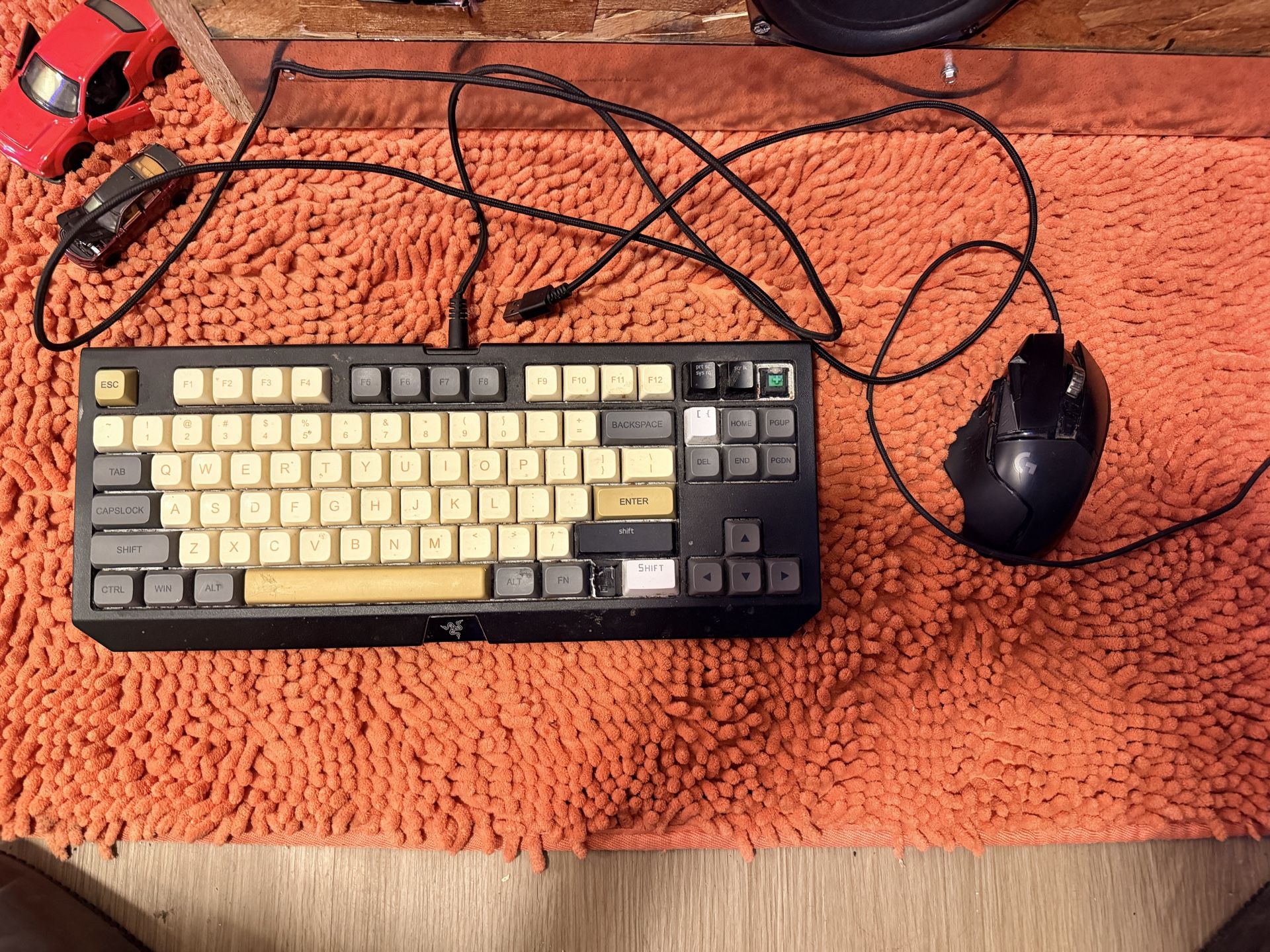 Logitech mouse used just a lil dirty comes with razor mechanical keyboard for cheap price