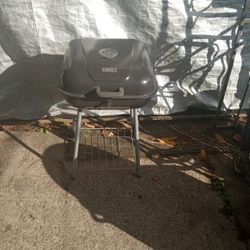 Expert: Charcoal Grill 22" Square. In Great Condition.