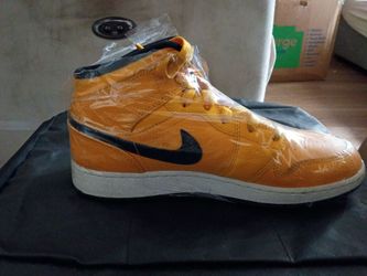 Nike High-Top Sneaker Yellow and Navy