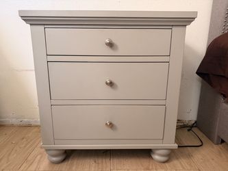 Gray 3-Drawer Nightstand with Bun Feet