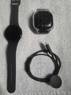 SAMSUNG GALAXY WATCH 5 BUNDLE WITH CHARGER & EARBUDS