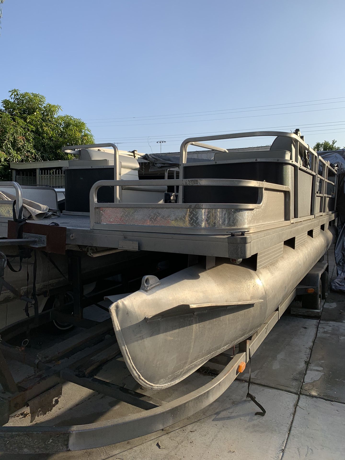 Suntracker party boat pontoon