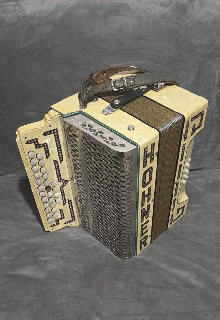 ACCORDION HOHNER $399 Obo. 2 Registros