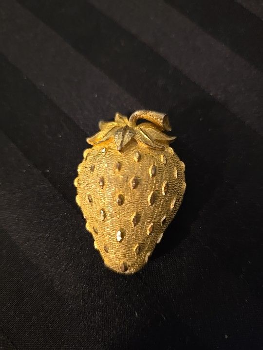 VTG. Signed Brooch Pin Strawberry Fruit Realistic Textured Gold Tone Costume Jewelry Rare!