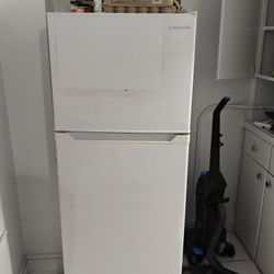 Insignia Refrigerator 