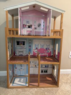 Dollhouse with 10+ Barbie’s and accessories