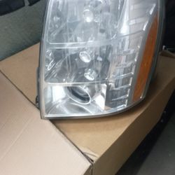 Cadilac Escalade 2011 Head Lights With Hids Low B  Ballasts Complete Use 