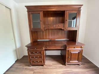 Havertys Martin s Landing Desk With Hutch for Sale in San Antonio