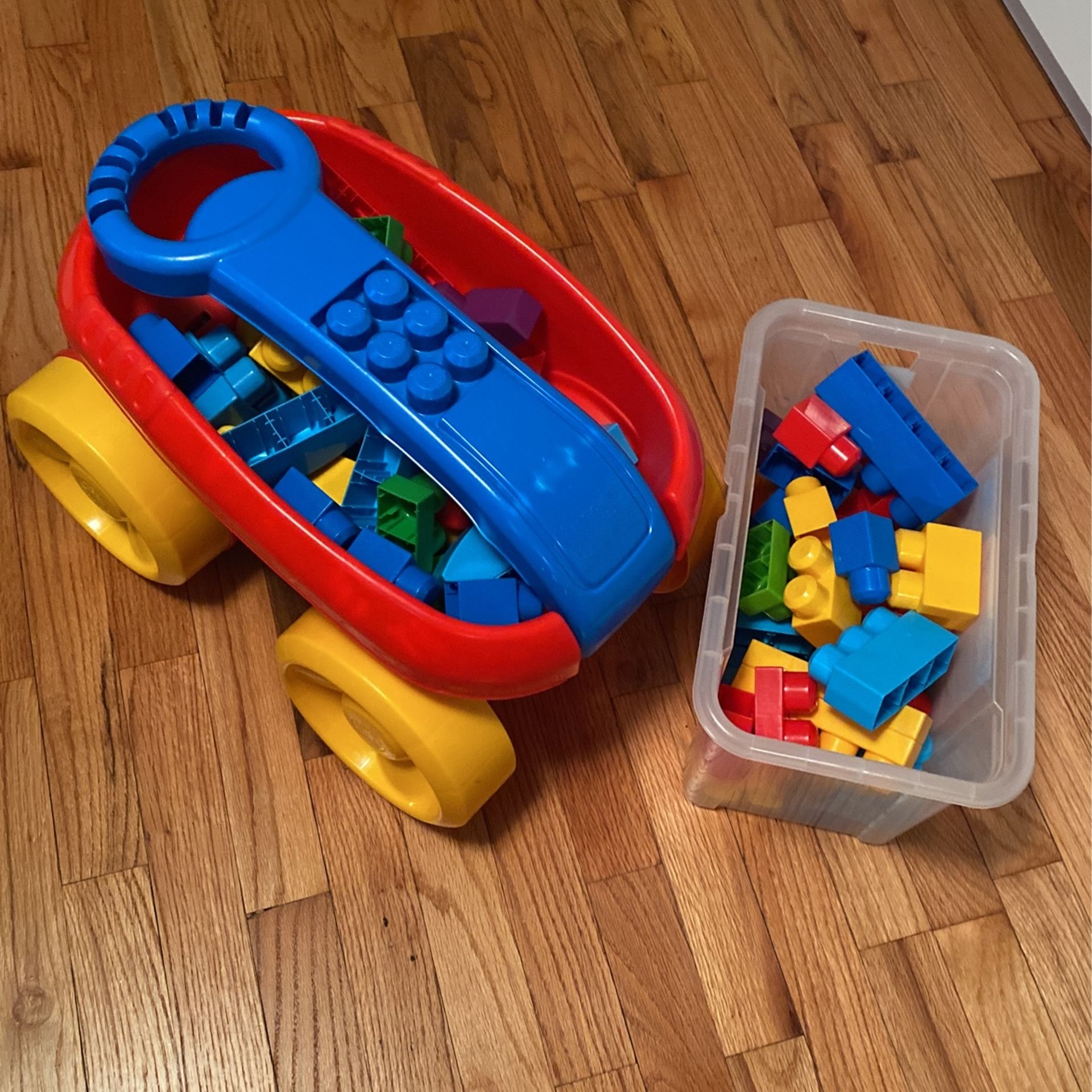 MEGA BLOKS Scooping Wagon & Building Blocks