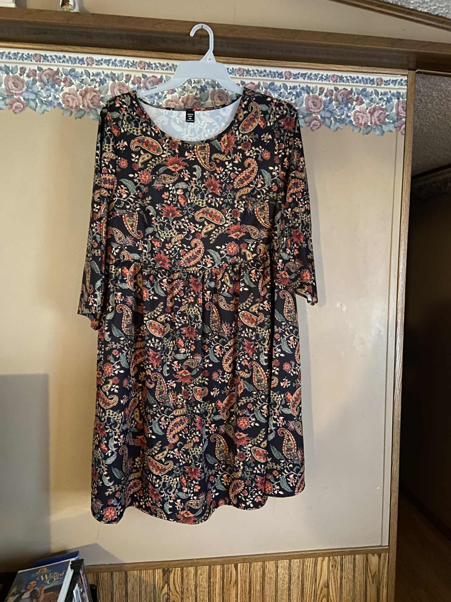 Women’s shein plus size paisley pattern dress. Never worn. Size 1x