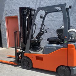 Toyota 3 Stage Forklift Like New Only 349 Hours