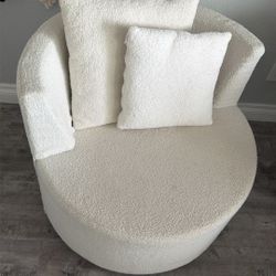 Comfy Lounge Chair w Pillows And Wheels White Color