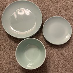 🚨MOVING SALE! Teal plate set, dishware