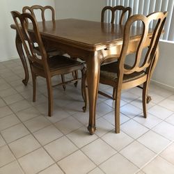 Antique French Provincial Dining Room Table with Five Chairs in Tiger Oak