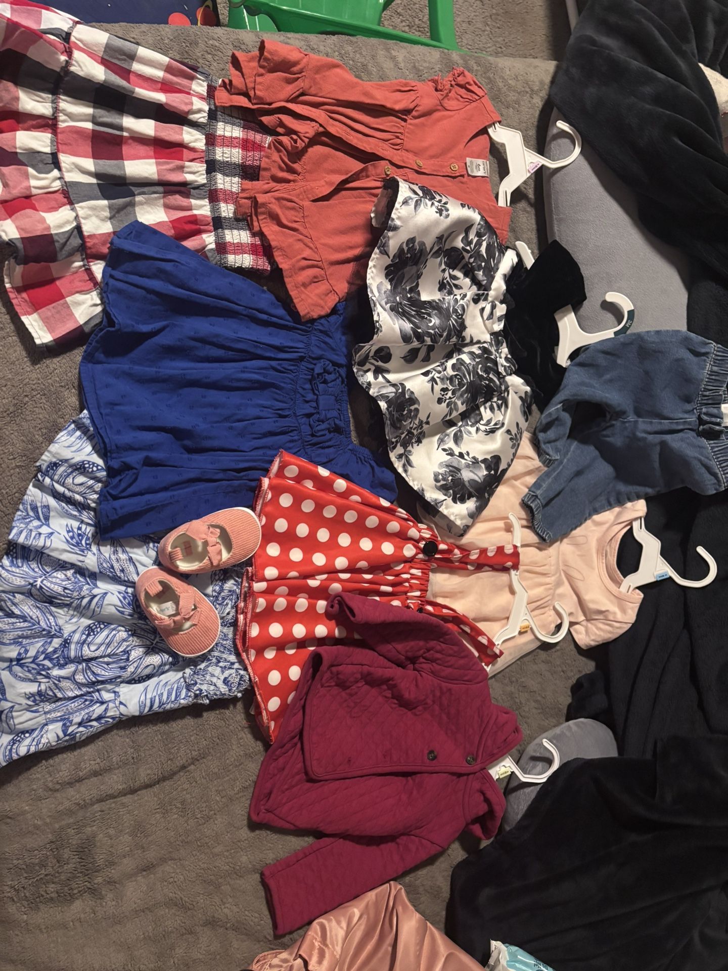 Baby items and breast pumps in very good condition.