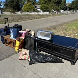 FREEEEEE CASiTY LANE GALT CA95632 tables Holiday Decorations Suitcases Toys Etc 