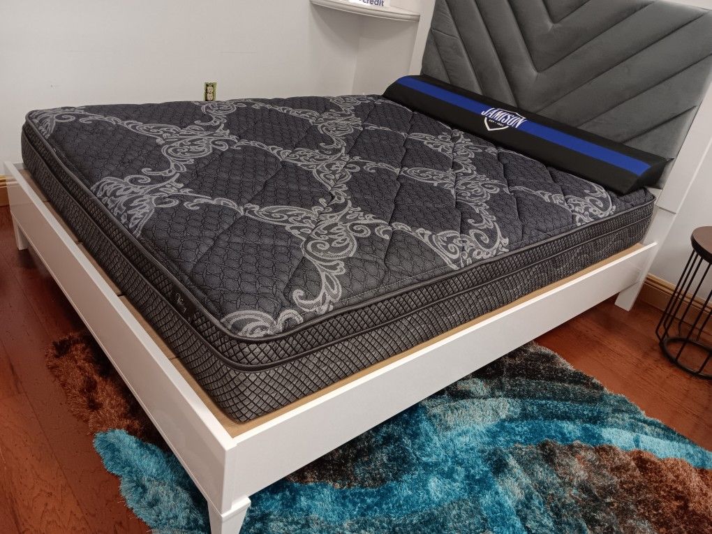 *Black Friday Now!!!* Sleek Colby Platform Queen/King Bedroom Sets From $799!!! Delivery And Financing🤠