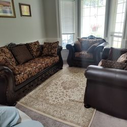 Traditional Sofa/Couch Set. Full Set With 3 Couches And Table 