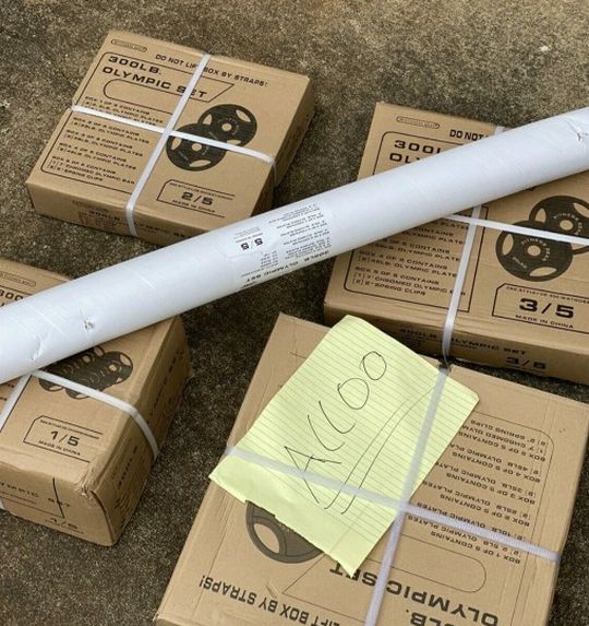 300 LB OLYMPIC WEIGHT SET WITH BAR