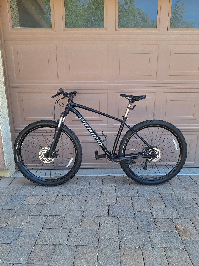 SPECIALIZED ROCKHOPPER COMP 29 ER 1 X 9 SPEED MOUNTAIN BIKE LIKE NEW( CHECK MY OTHER BIKES)