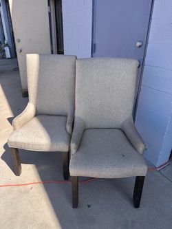 🪑 2 chairs