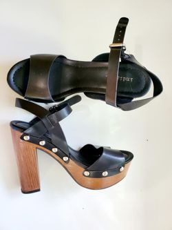 WOMAN BLACK SHOES SIZE 6.5