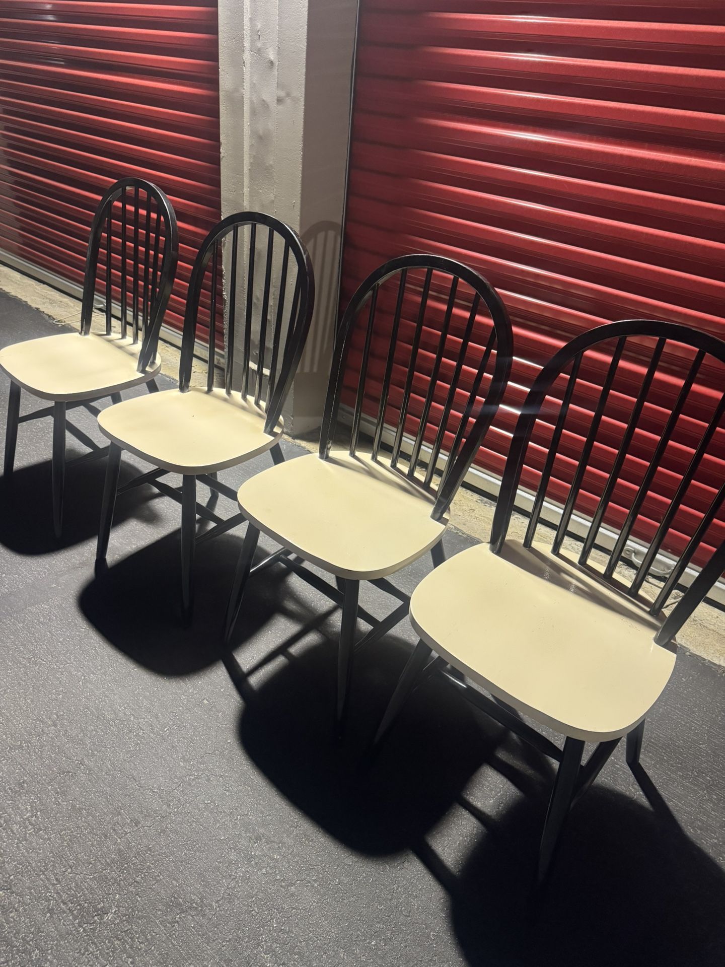 4 Wood Chairs Good Condition / 4 Sillas De Madera Buenas