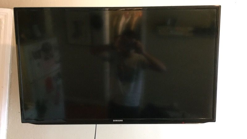 Samsung smart tv model un40h5203af “40" comes with wall mount