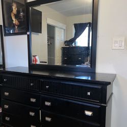 Dresser With Mirror