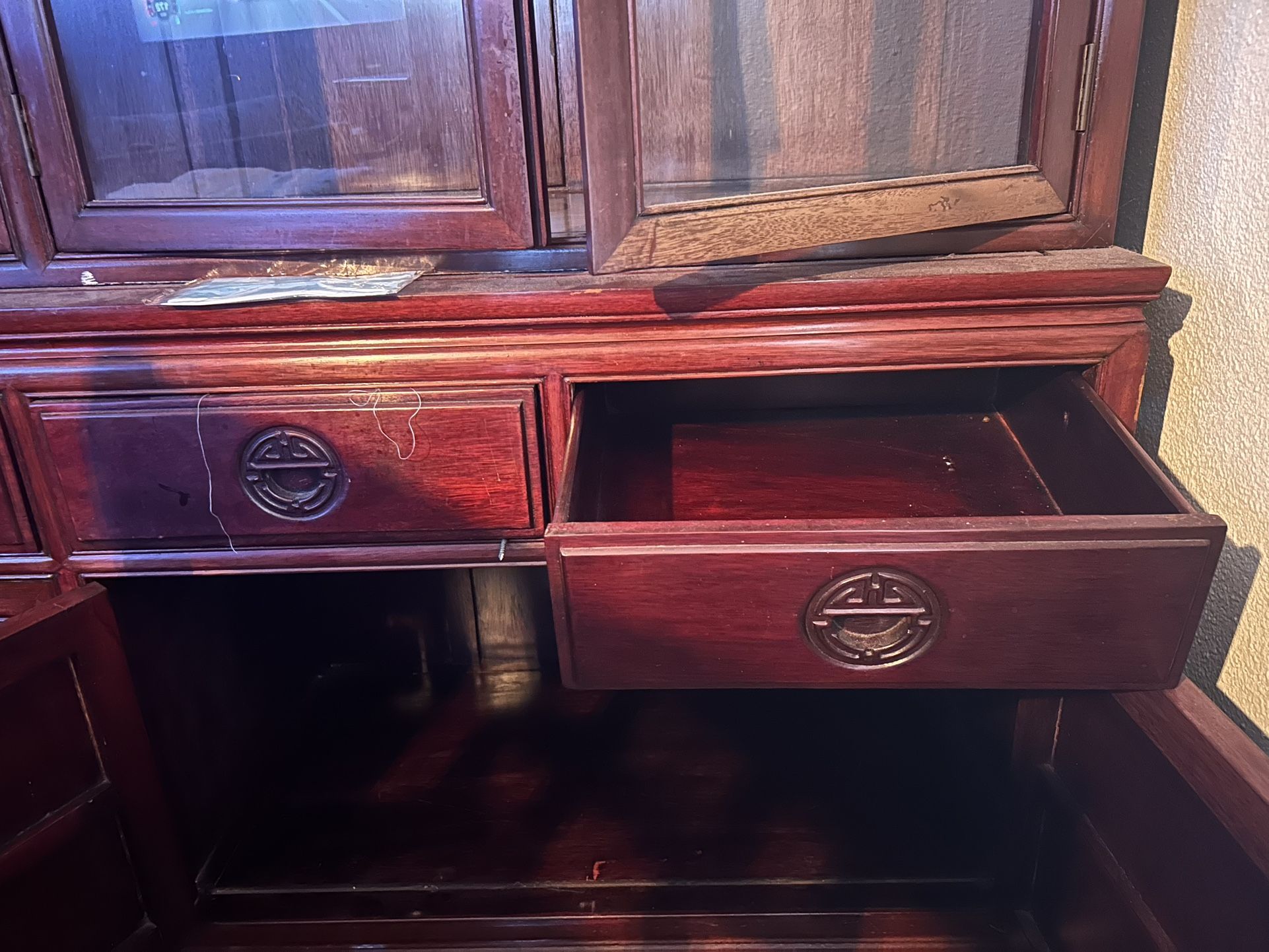 Hutches /China Holder