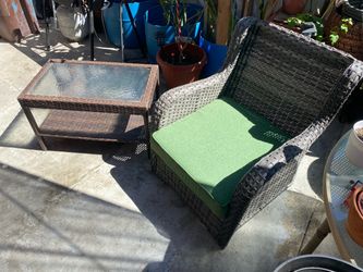 Outdoor lounge chair and coffee table