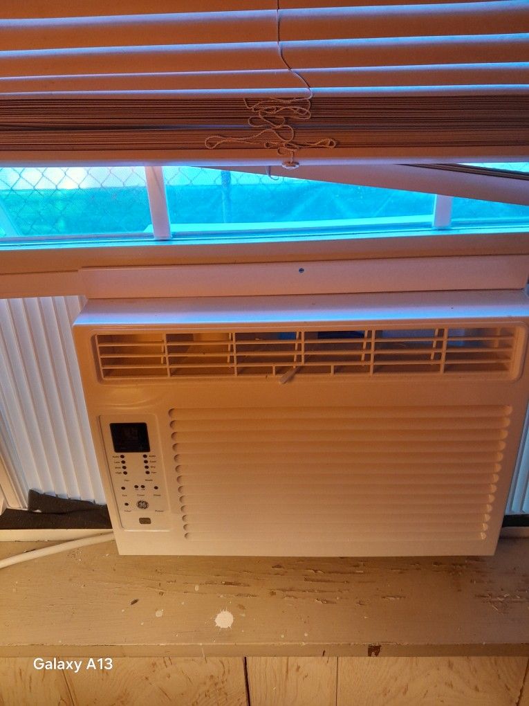 5 Air CONDITIONER 6 MONTHS OLD