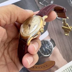 Chronograph – Switzerland, 1940 An exclusive 40 mm collector’s timepiece with manual movement. The dial displays a refined natural patina, a mark of a