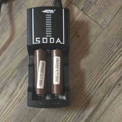 Efest Soda Dual Bay 18650 Battery Charger with 2 Batteries