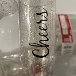 Champagne glasses: cheers (throw aways)