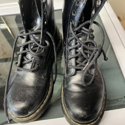Women’s Dr. Martens Boots Size 6