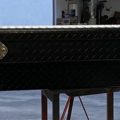 Extremely heavy duty, large, thick aluminum diamond plate side tool box with Key! 